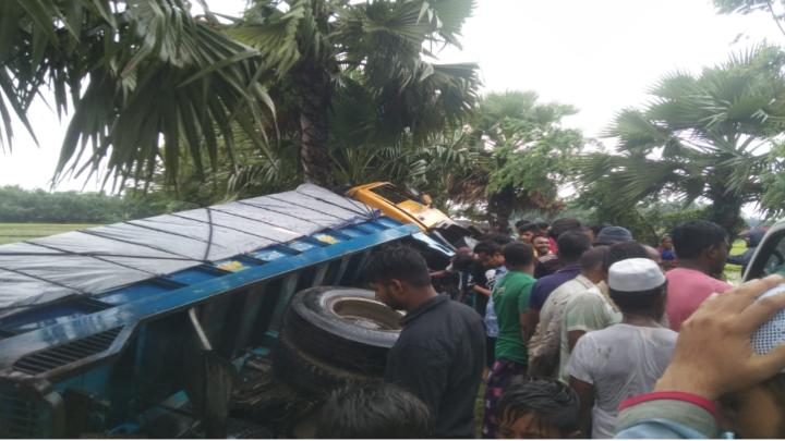 শাজাহানপুরে গোহাইল-মাসিন্দা সড়কে সিমেন্টবাহী ট্রাক উল্টে হেলপার আহত